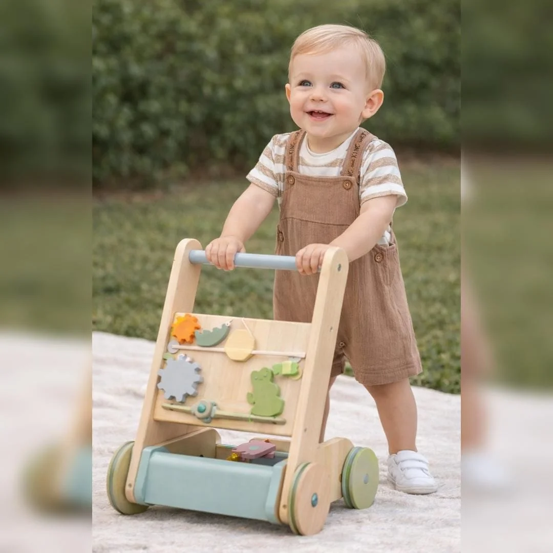 Conjunto Jardineira + T-shirt Riscas Bege